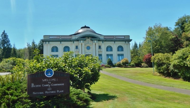 Pacific County Courthouse (<i>wide view from Cowlitz Street</i>) image. Click for full size.