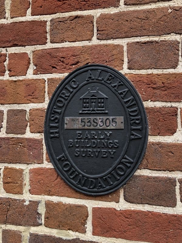Additional plaque on building image. Click for full size.