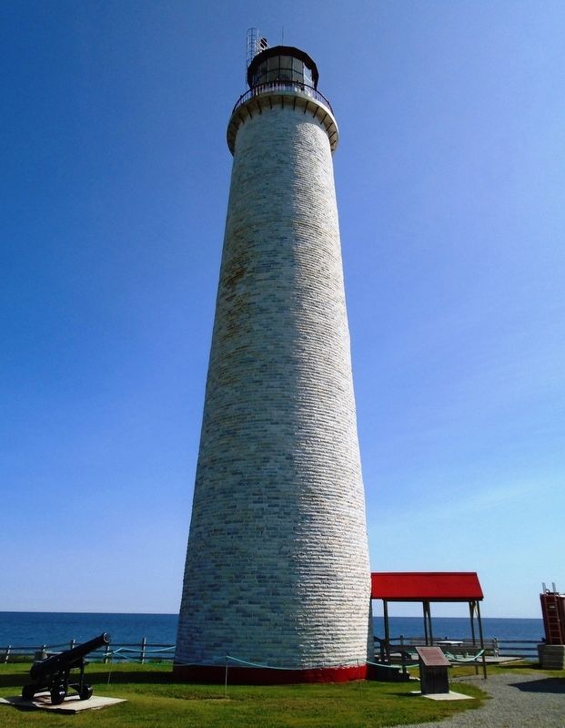Le phare de Cap des Rosiers Lighthouse et/and Marker image. Click for full size.