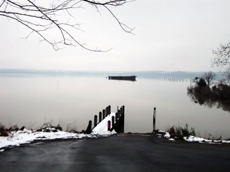 Shipwreck east of boat ramp at Mallows Bay. image. Click for full size.