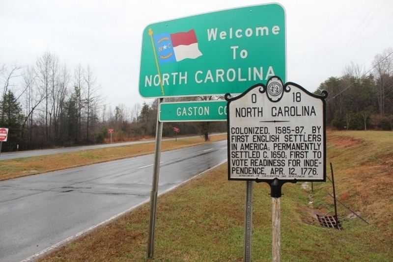 North Carolina/South Carolina Marker looking north of US 321 image. Click for full size.