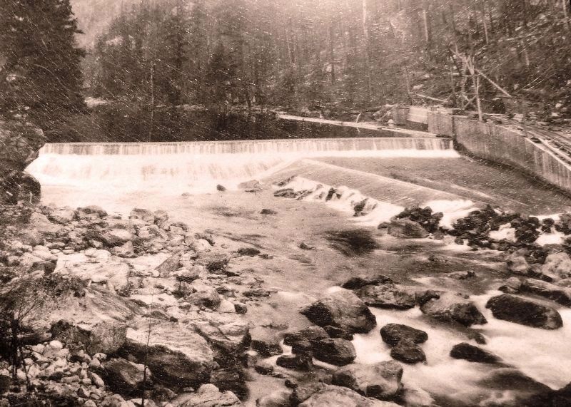 Marker detail: 1920s photo of the first Gorge Dam image. Click for full size.