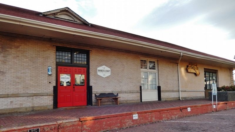 Burlington Northern Freight Depot (<i>east-side freight platform facing North Front Street</i>). Click for full size. Burlington Northern Freight Depot (<i>east-side freight platform facing North Front Street</i>) image. Click for full size.