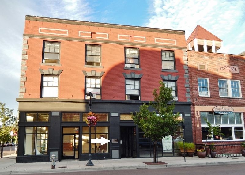Senator Apartments (Hotel Sydney) (<i>west side view; marker visible near center</i>). Click for full size. Senator Apartments (Hotel Sydney) (<i>west side view; marker visible near center</i>) image. Click for full size.