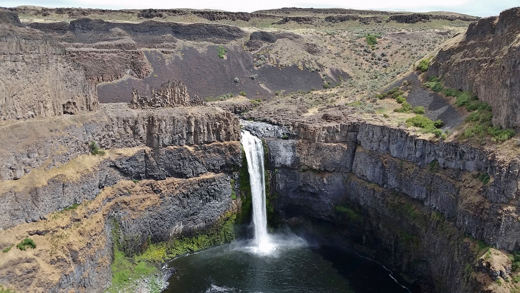 Palouse Falls, Washington State Waterfall (<i>wide view from marker</i>) image. Click for full size.