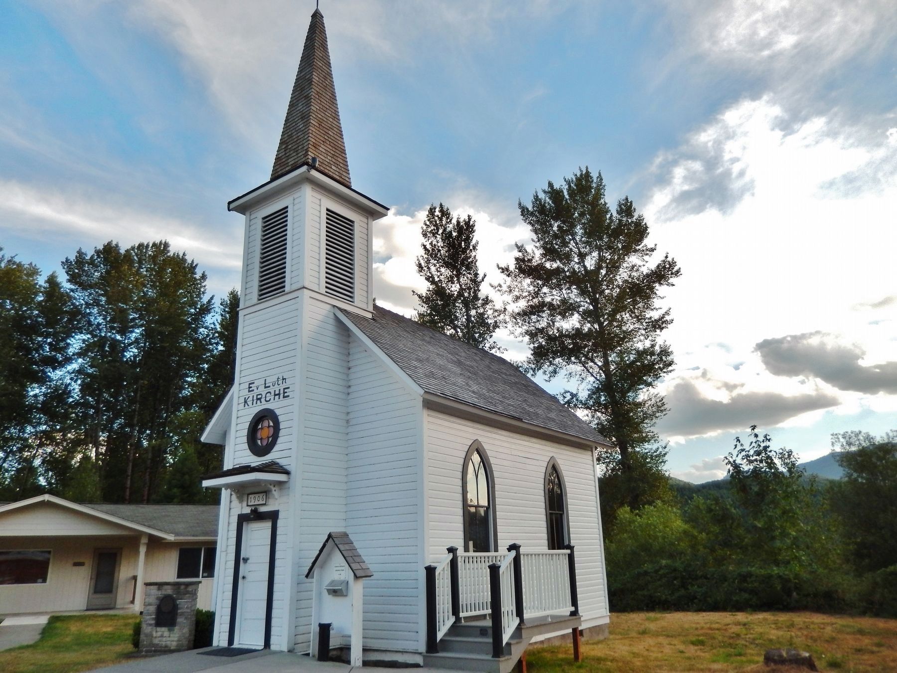 Elbe Lutheran Church (<i>wide view from near marker</i>) image. Click for full size.