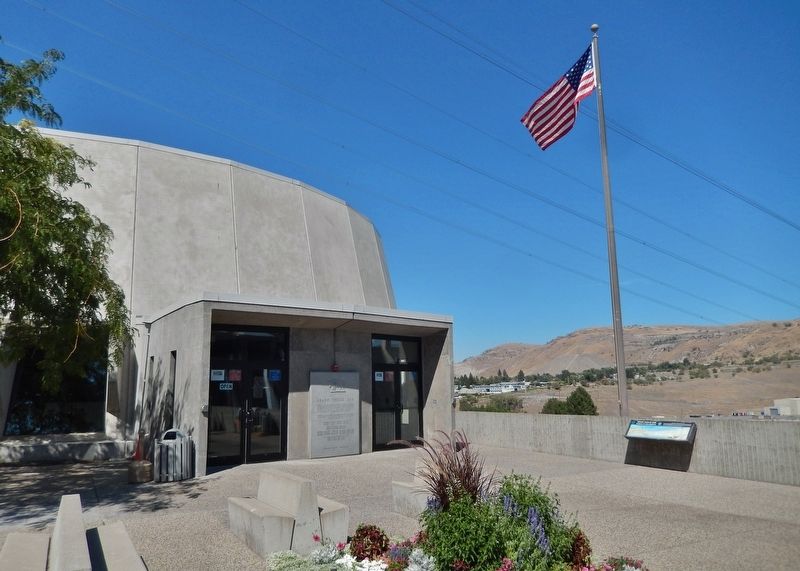Grand Coulee Dam Marker (<i>wide view; marker is between Visitor Center doors</i>). Click for full size. Grand Coulee Dam Marker (<i>wide view; marker is between Visitor Center doors</i>) image. Click for full size.