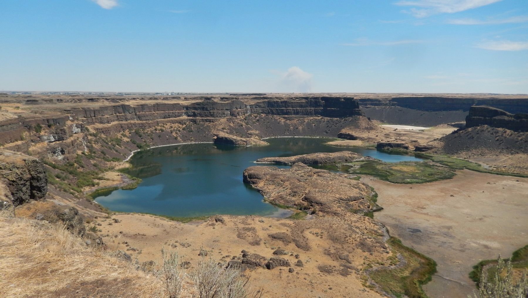 Dry Falls Lake (<i>view from near marker</i>) image. Click for full size.