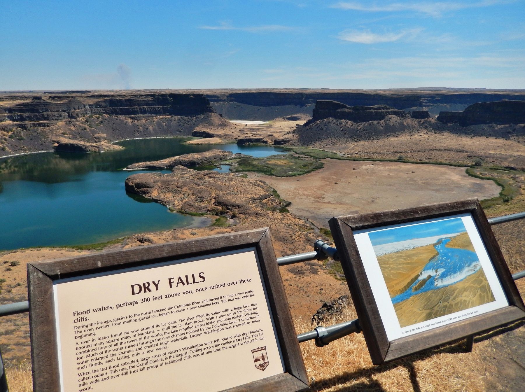 Dry Falls Marker (<i>wide view; Dry Falls Lake in the background</i>). Click for full size. Dry Falls Marker (<i>wide view; Dry Falls Lake in the background</i>) image. Click for full size.