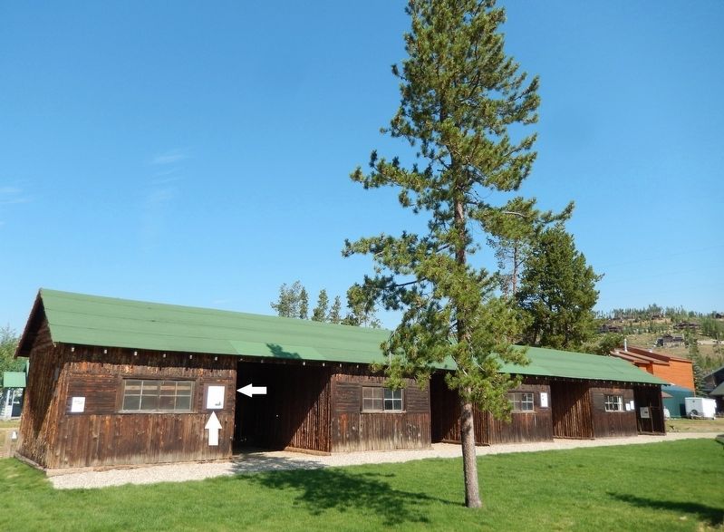 The Smith Eslick Cottage Court Marker (<i>wide view; marker visible between window and carport</i>) image. Click for full size.