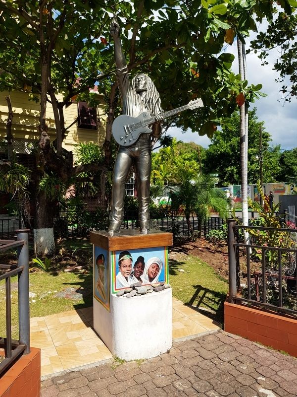 A nearby statue of Bob Marley image. Click for full size.