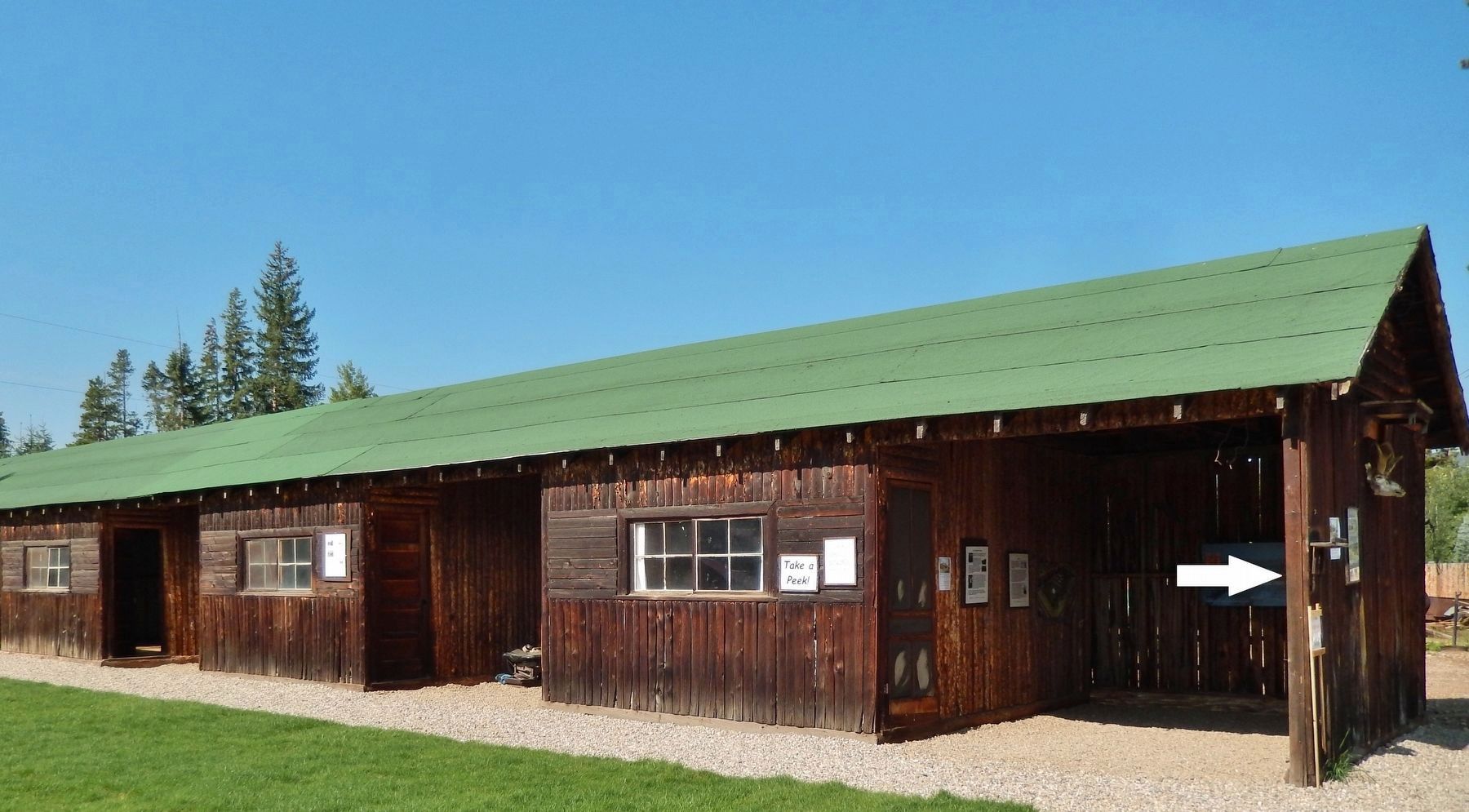 Smith-Eslick Cottage Court (<i>wide view; marker panels are mounted on carport wall</i>) image. Click for full size.