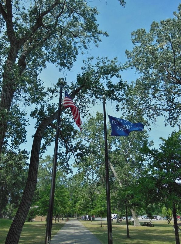 "Don't Give Up The Ship" flag (<i>Crystal Point walking path; view looking west from marker</i>) image. Click for full size.
