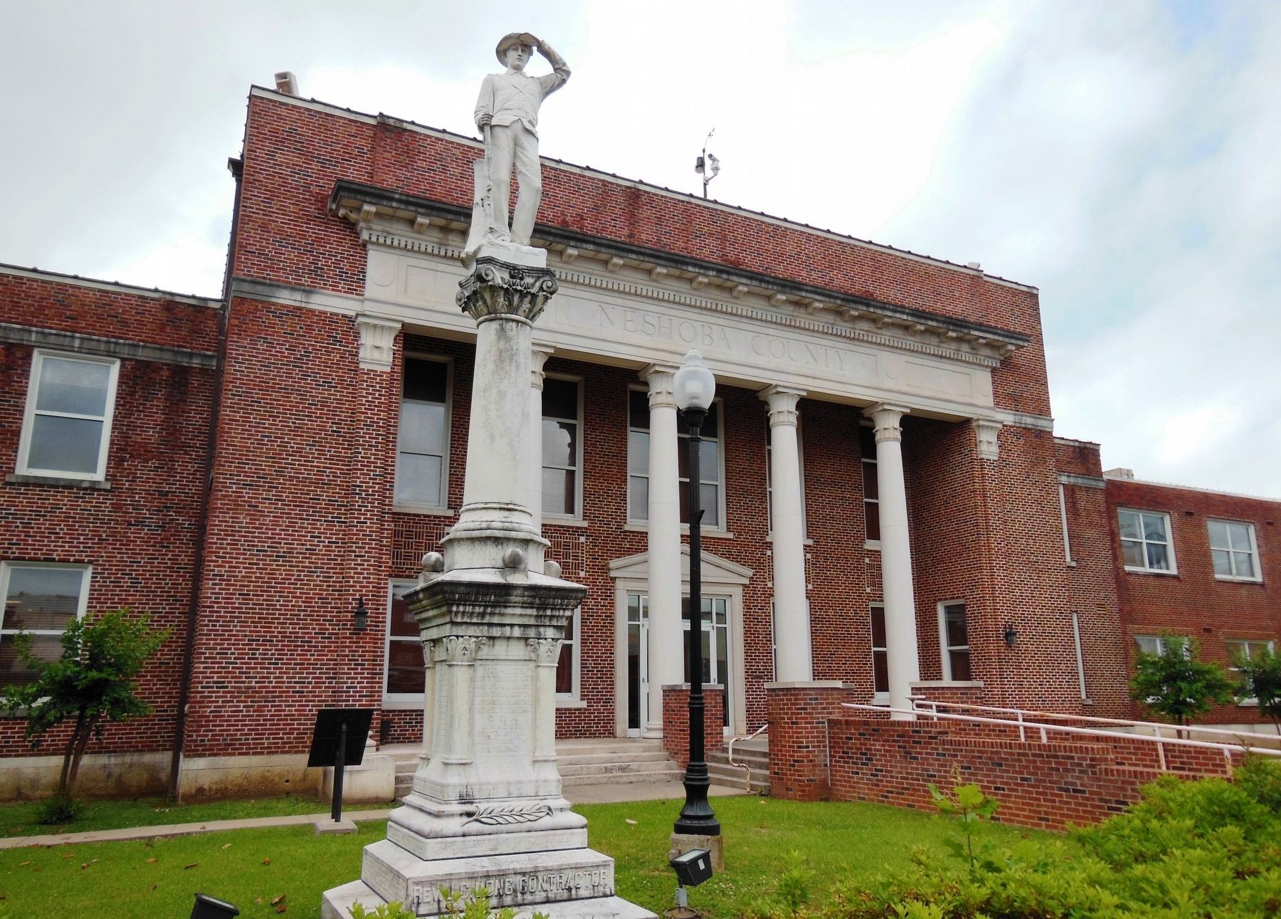 Neshoba County Confederate Monument (<i>Neshoba County Courthouse in background</i>) image. Click for full size.