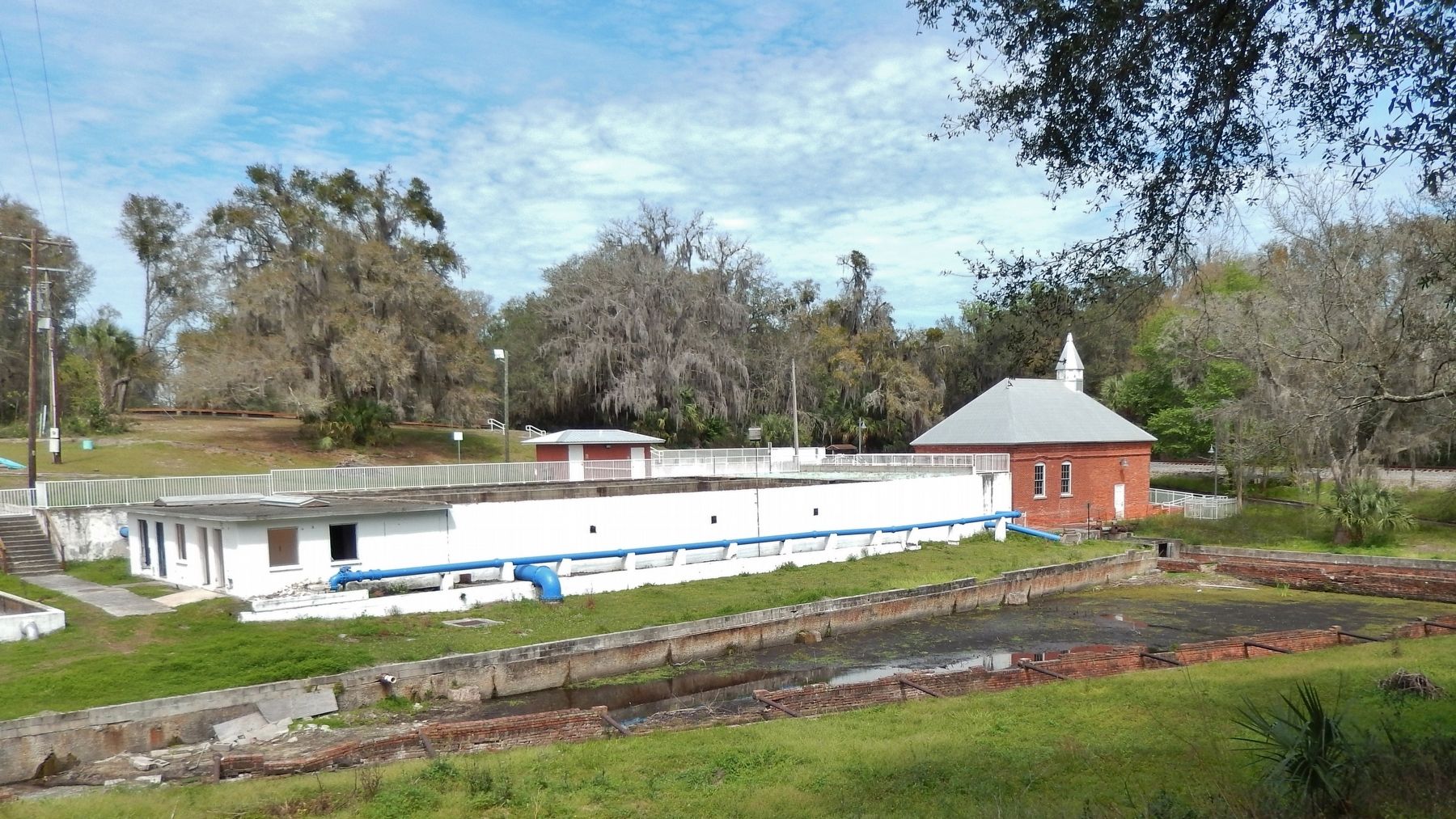 Palatka Waterworks (<i>wide view from Ravine Gardens trail, near marker</i>) image. Click for full size.
