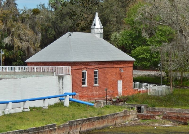Palatka Waterworks Building (<i>view from Ravine Gardens trail, near marker</i>) image. Click for full size.