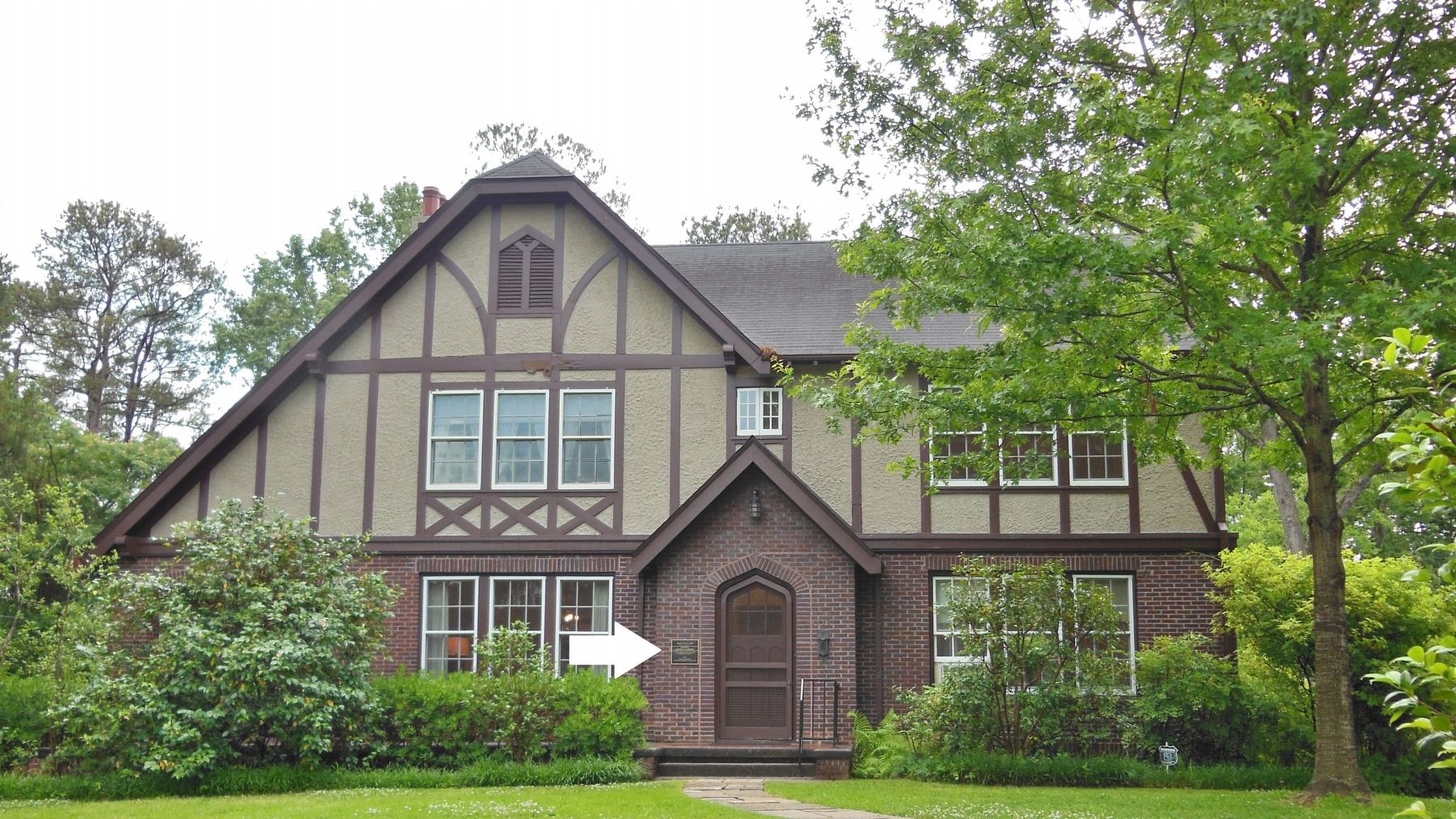 Eudora Welty House (<i>marker is visible just left of the front entrance</i>). Click for full size. Eudora Welty House (<i>marker is visible just left of the front entrance</i>) image. Click for full size.