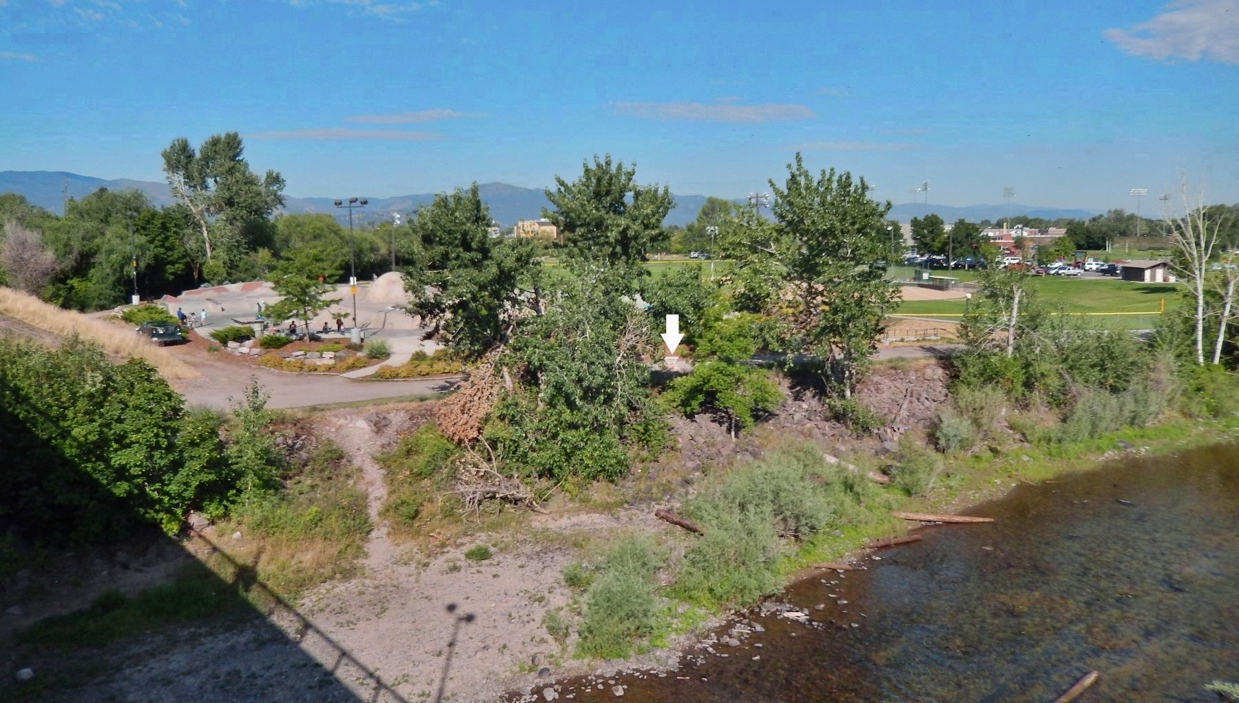 McCormick Park (<i>view from Orange Street Bridge; marker visible beside trail</i>) image. Click for full size.