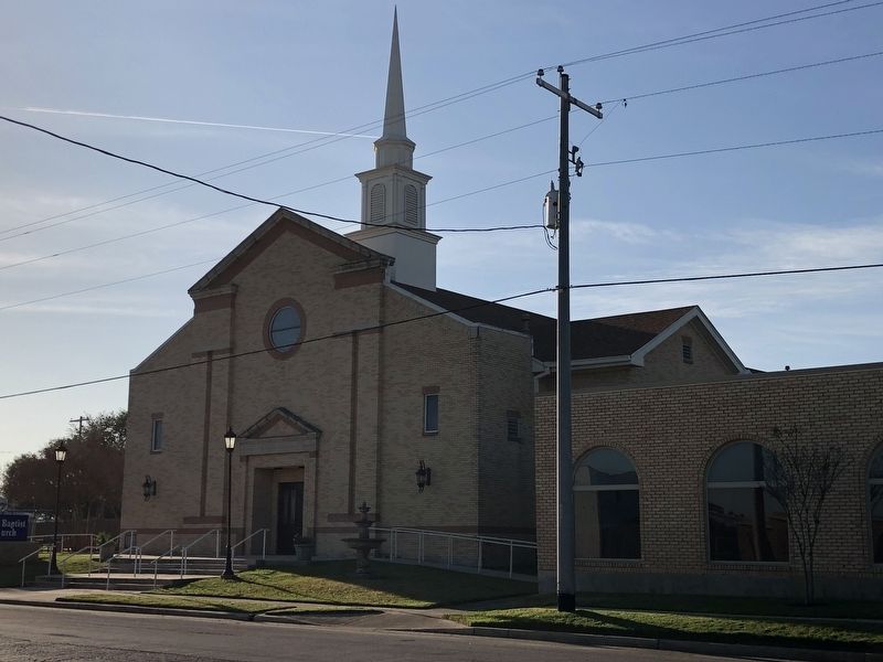 First Baptist Church of Floresville image. Click for full size.