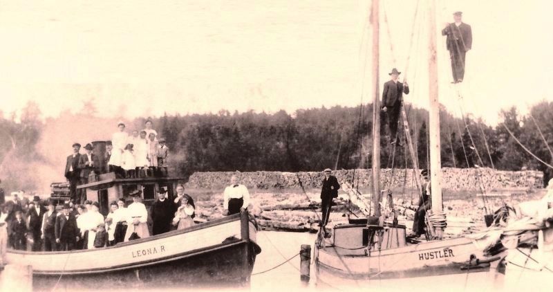 Marker detail: Employees of Roeser posed for this 1904 photo on company boats image. Click for full size.