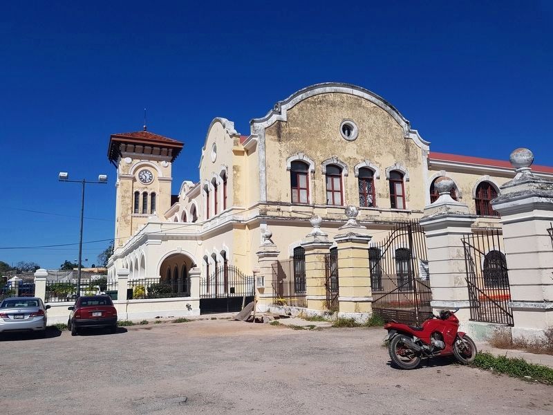 Another view of the ex-Railroad Station of Mérida. Click for full size. Another view of the ex-Railroad Station of Mérida image. Click for full size.