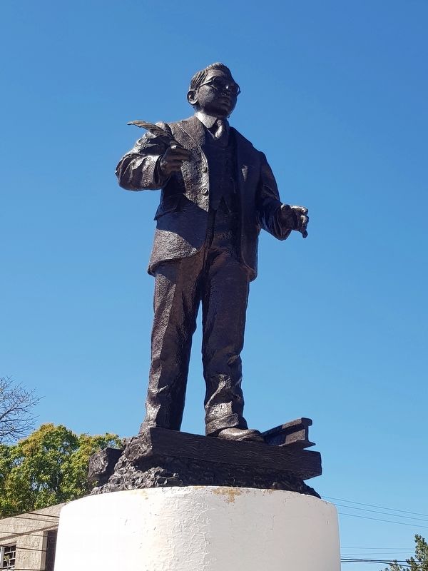 Héctor Victoria Aguilar statue image. Click for full size.