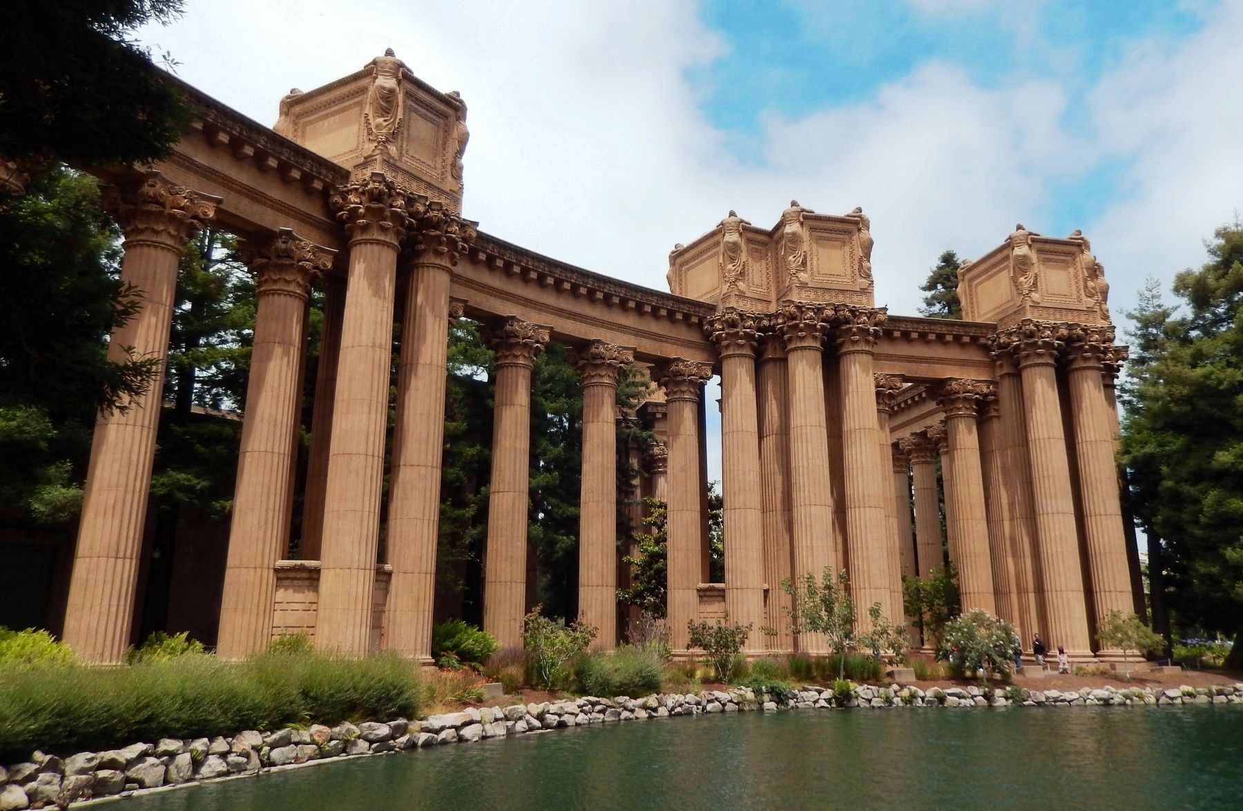 The Palace of Fine Arts Lagoon & Colonnade image. Click for full size.