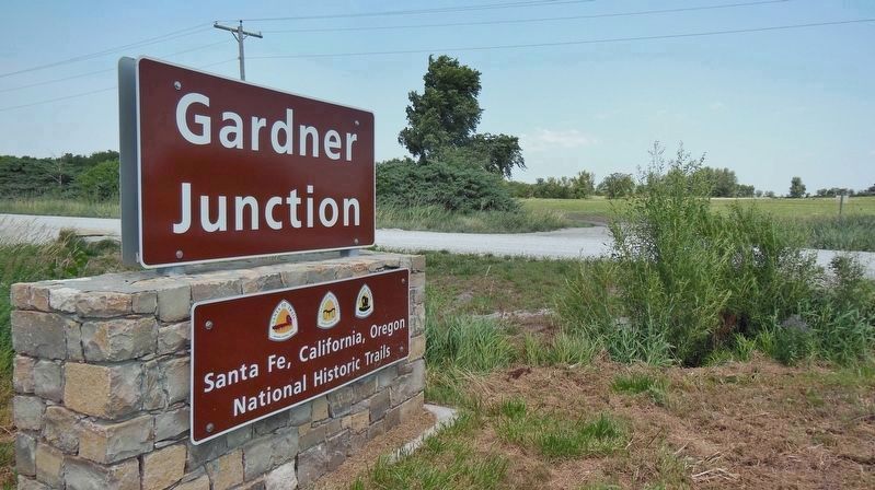 Gardner Junction sign (<i>turn here to access park & marker</i>) image. Click for full size.
