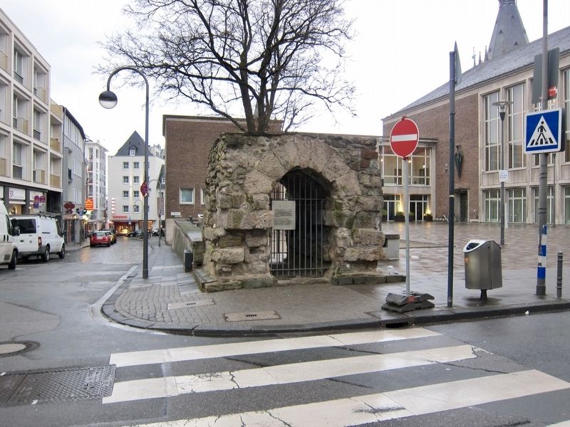 Teilst�ck des R�mischen Abwasserkanals / Section of Roman Sewage System and Marker image. Click for full size.