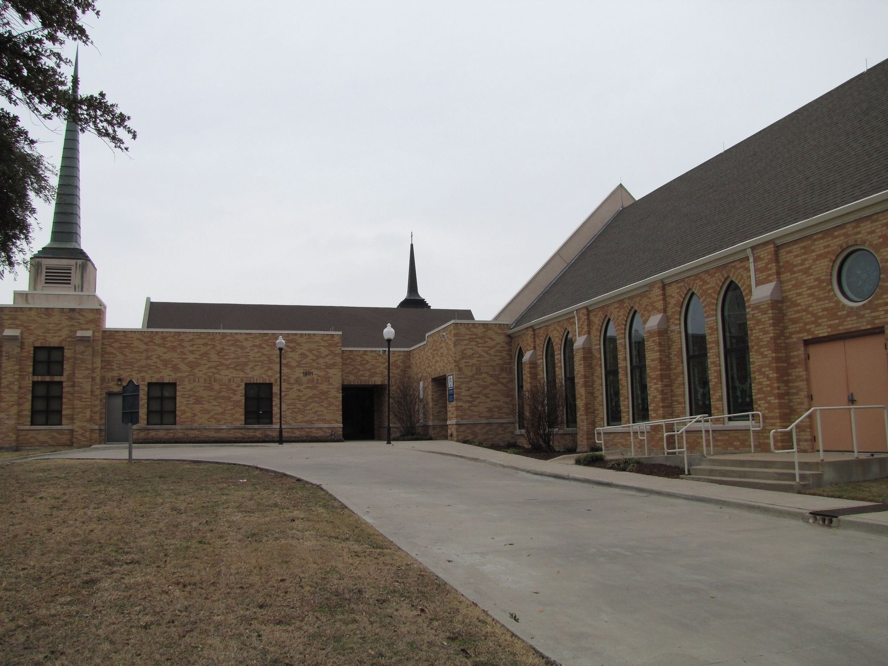 First Christian Church of Plano and Marker image. Click for full size.