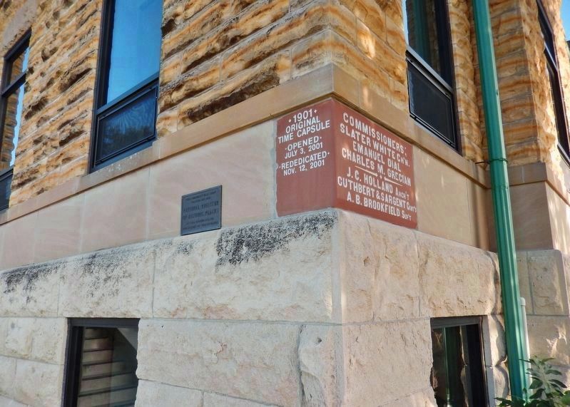 Mitchell County Courthouse NRHP Plaque (<i>wide view; marker left of cornerstone/time capsule</i>) image. Click for full size.