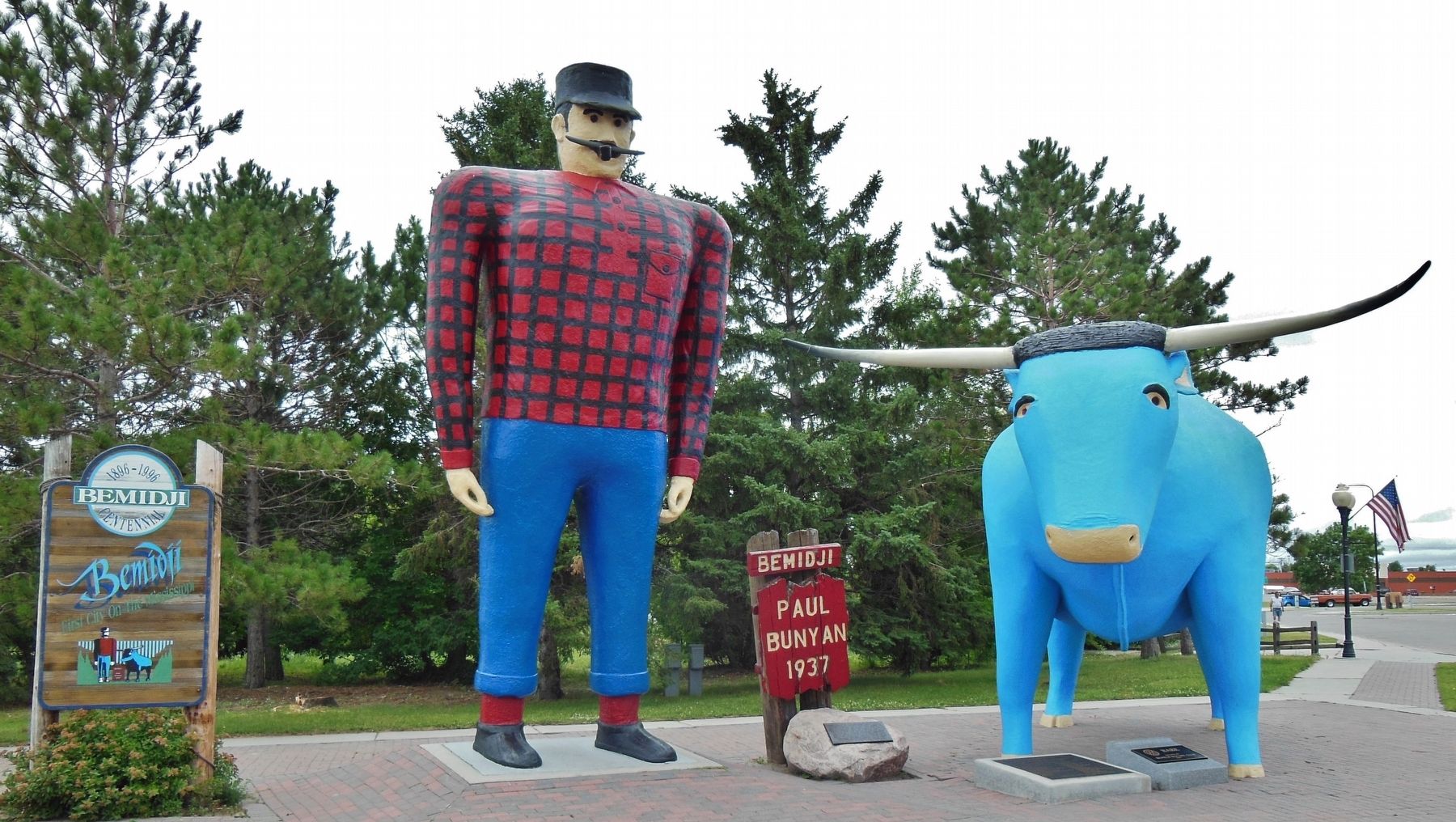 Paul Bunyan and Babe Statues image. Click for full size.