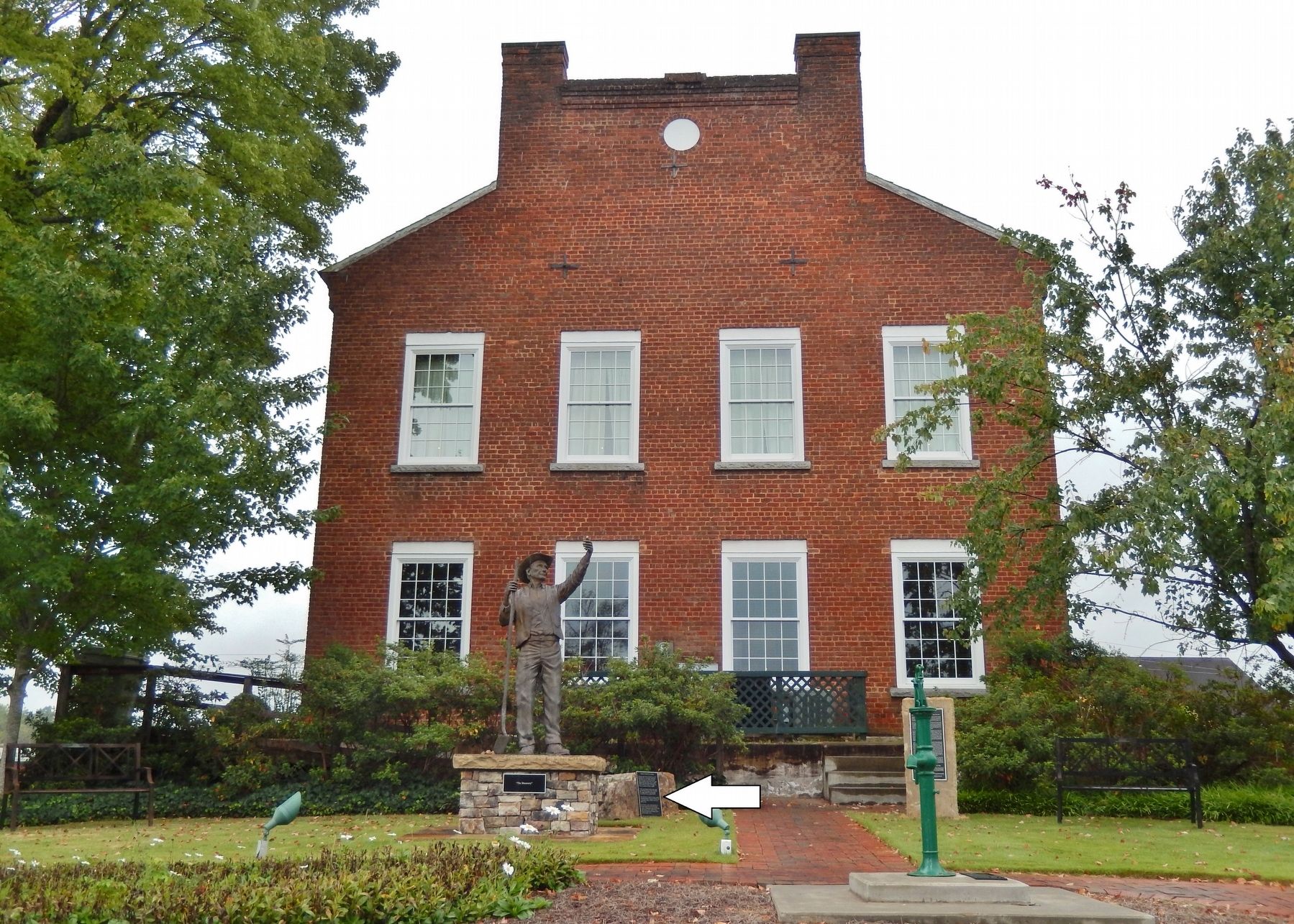 Old White County Courthouse Musuem (<i>north side view; marker visible beside walkway</i>) image. Click for full size.