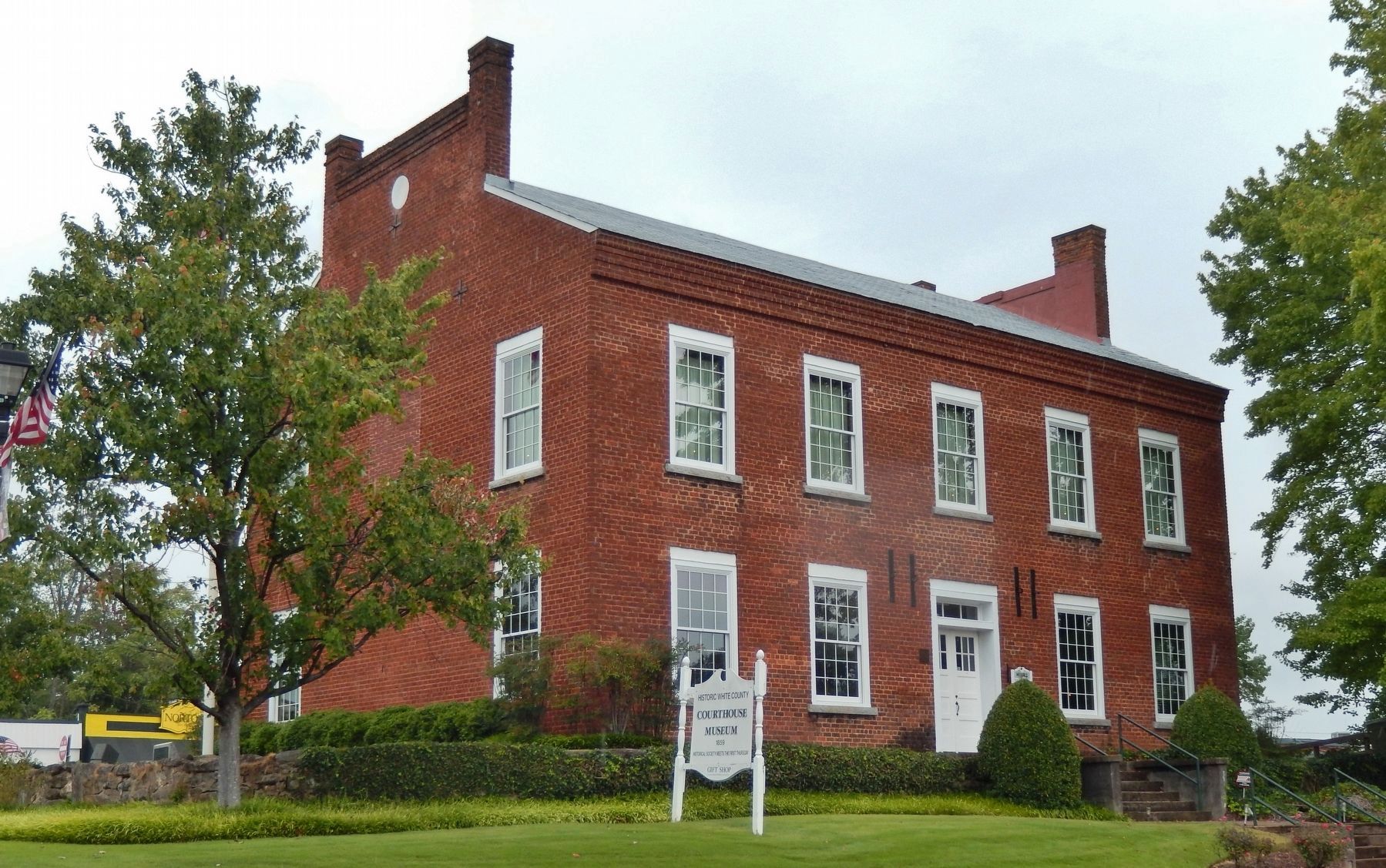 Old White County Courthouse (<i>southeast corner view</i>) image. Click for more information.