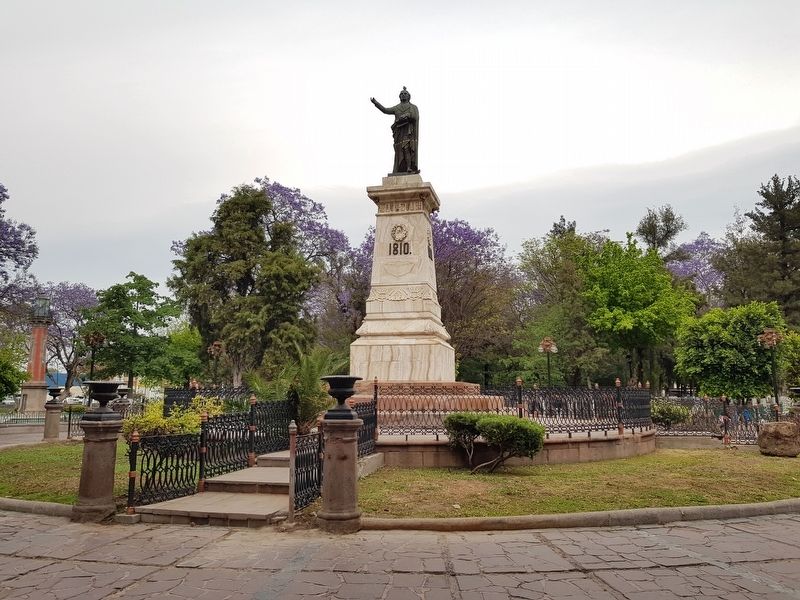 A nearby statue of Miguel Hidalgo image. Click for full size.