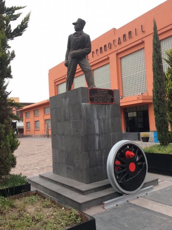 A nearby monument to the "Hero of Nacozari" image. Click for full size.