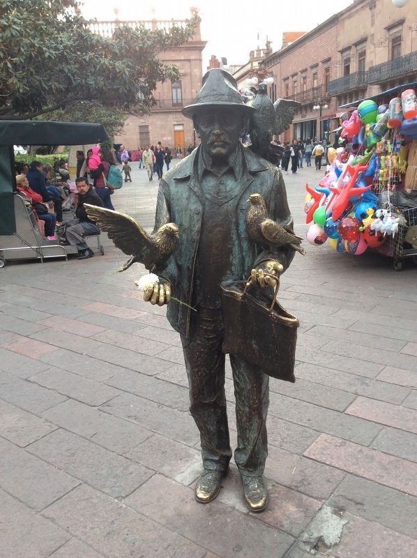 A nearby statue of the "Pigeon Man" (El Seor de las Palomas) image. Click for full size.