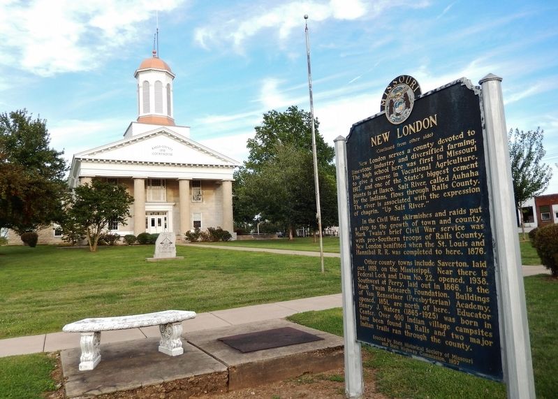 New London Marker (<i>side 2; wide view; Ralls County Courthouse in background</i>) image. Click for full size.