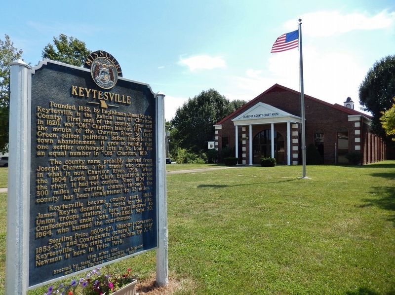 Keytesville Marker (<i>wide view; Chariton County Courthouse in background</i>) image. Click for full size.