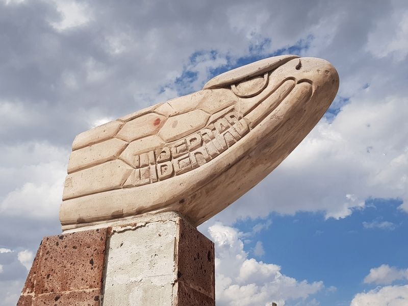 The "Cabeza de guila" (Eagle's Head) of the Route of Hidalgo monument image. Click for full size.