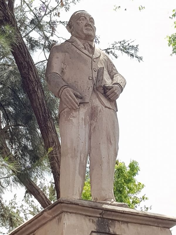 Primo Feliciano Velzquez Rodrguez statue image. Click for full size.