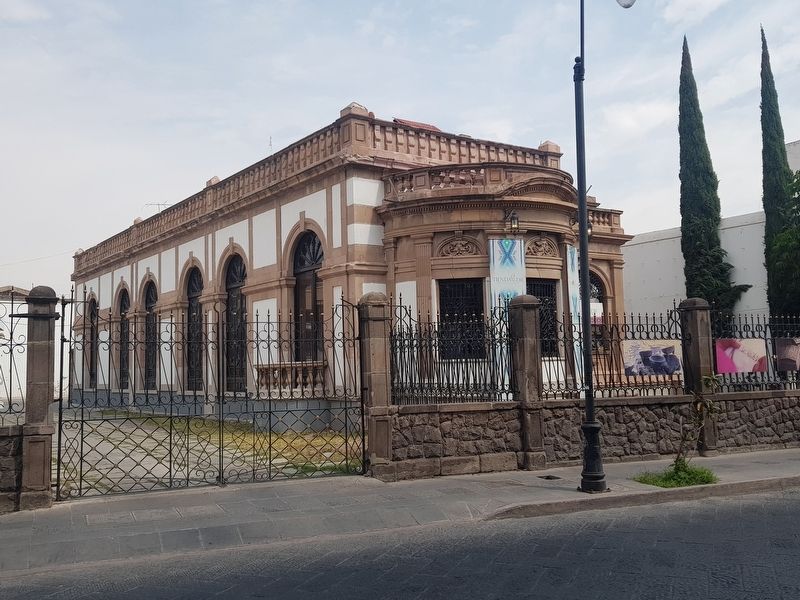 Nineteenth Century Building in San Luis Potos image. Click for full size.