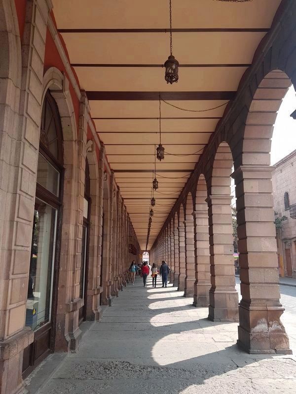 The Ipiña Building corredor along Venustiano Carranza towards Founders Square image. Click for full size.