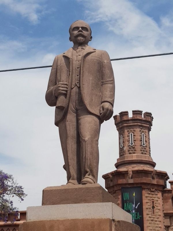 Francisco I. Madero statue image. Click for full size.