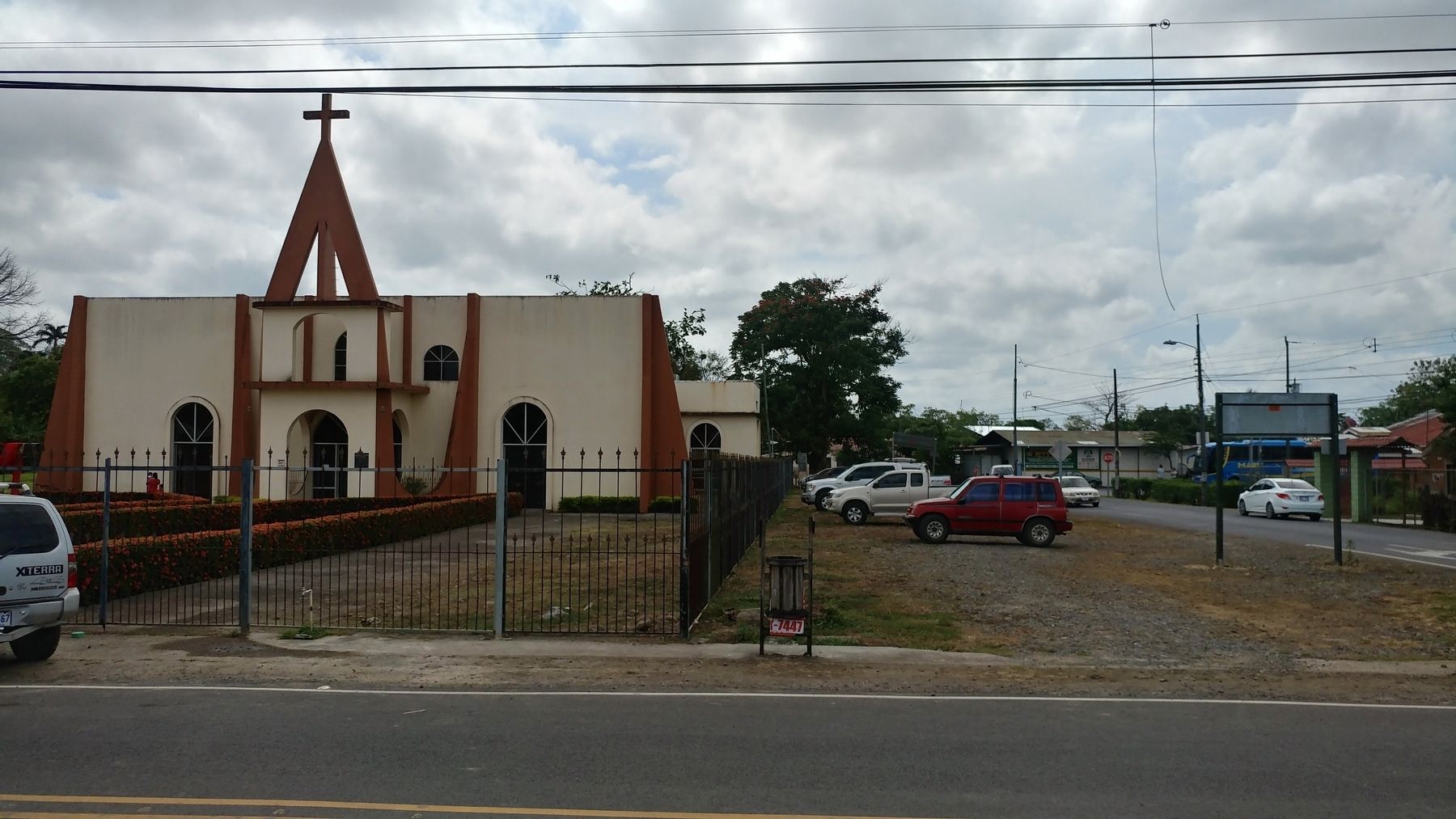Iglesia de San Rafael de Guatuso image. Click for full size.