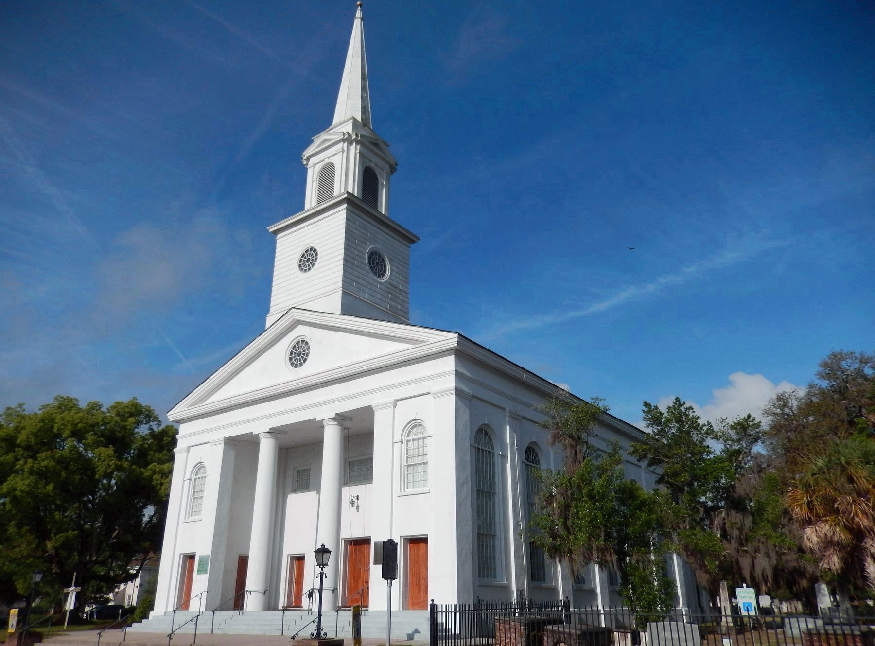 Baptist Church of Beaufort (<i>northeast corner; marker visible near center; cemetery on right</i>) image. Click for full size.