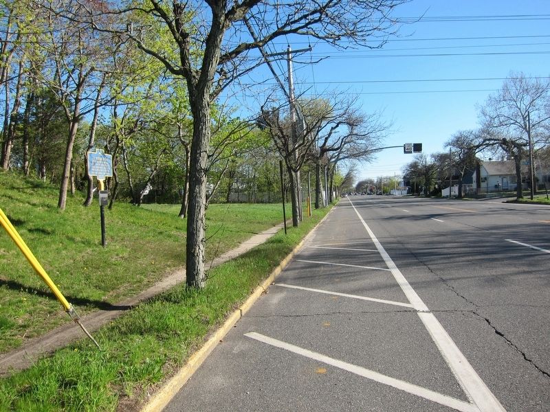 Looking south on Stewart Avenue, marker on left image. Click for full size.