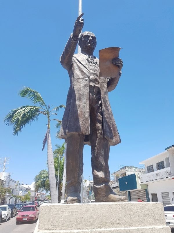 Andrés Quintana Roo statue image. Click for full size.