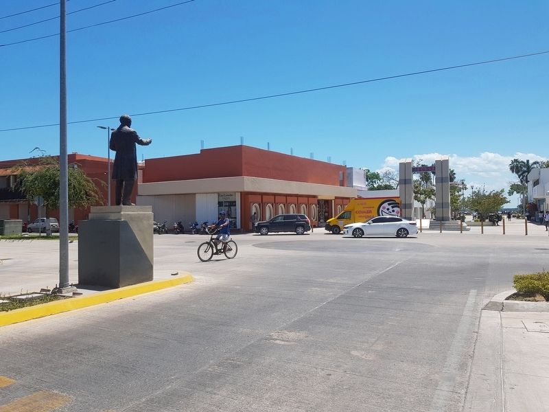 Andrés Quintana Roo statue in a view towards the south image. Click for full size.