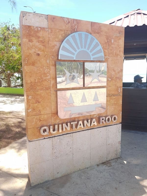 A Quintana Roo State Seal monument, near the "Aquí Inicia México" letters on the Boulevard Bahía image. Click for full size.